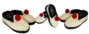 Das KLASSIKER-TRIO mit schwarzem Einband!3 Paar handgeflochtene Strohschuhe nach Schwarzwälder Tradition aus hellem Maisstroh.</