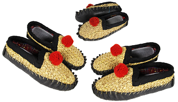 Unser Angebot für verhexte Gruppen/Familien:Das HEXEN-TRIO mit schwarzem Einband!3 Paar handgeflochtene Hexenstrohschuhe nach Schwarzwälder Tradition.